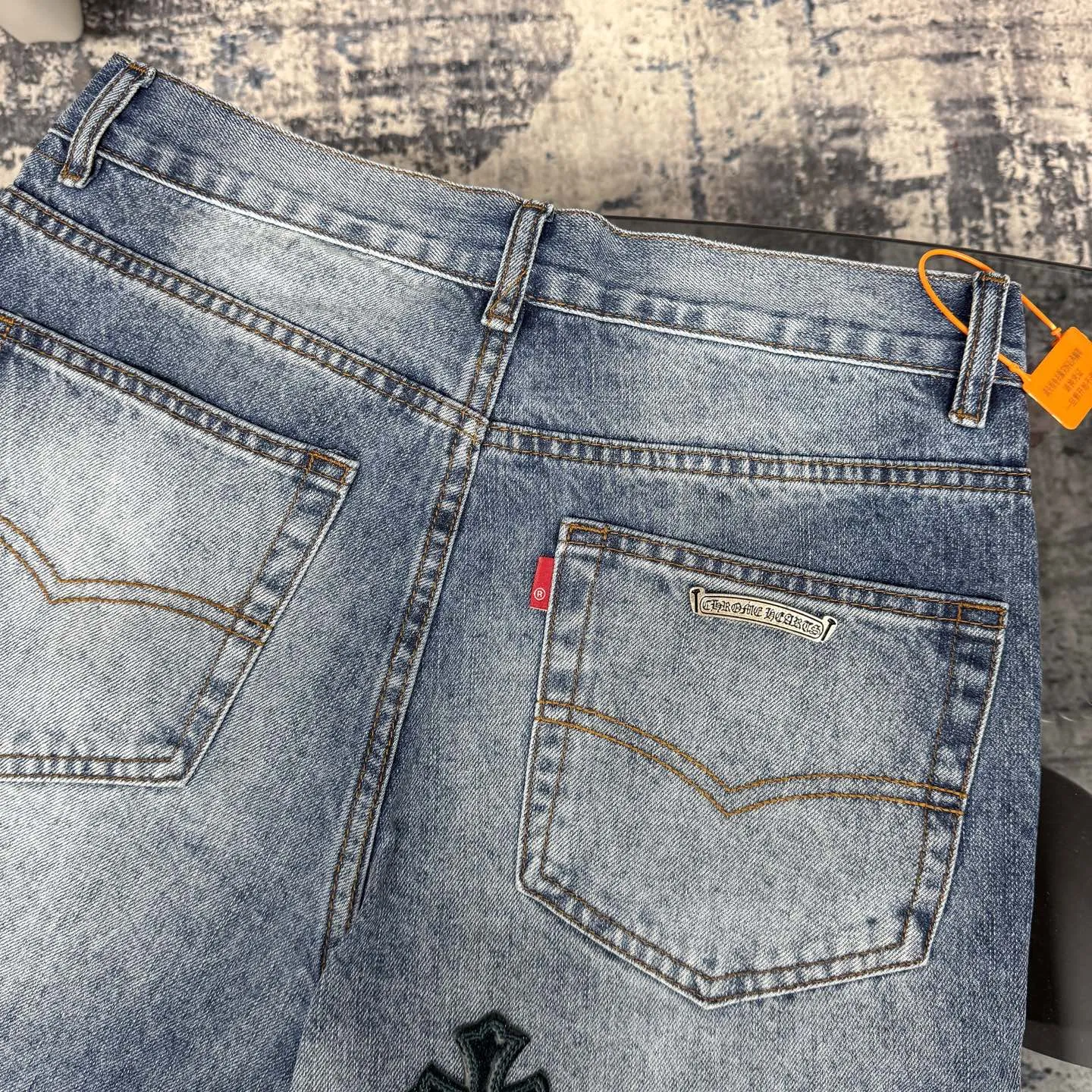 P280 Chromehearts washed blue ripped starry sky leather jeans adopt starry sky theme leather elements, mostly presented in the shape of a cross, with glitter on the leather surface. Unique design, simple and elegant details, exquisite workmanship, the entire trousers are neatly routed, and the details are in place! Ceiling-level jeans, a pair that is hard to find at the counter. About Zangyin, this is an extremely luxurious fashion brand that can also be called the aristocrat of the high street. It has always been an exclusive brand for some hipsters or the rich second generation. It is more luxurious and noble than ordinary high streets. It is more fashionable and individual than luxury brands. Top heavy industry fashion design has always been created in high street luxury style. Speaking of this style, Zangyin family and GU family are definitely the leading representative brands, especially the Zangyin family's creation of high street style. It has really achieved a state-of-the-art effect. The color system of this model is made of unique washed materials. It is already quite eye-catching. It is decorated with pink patchwork cross flowers, which cleverly highlights the charm of the brand. Secondly, this model adopts a classic high-waist cutting design, which highlights the long legs and fashionable temperament of the upper body. The brand is highly recognizable and the slim-fitting configuration is more suitable for daily wear. Personality, fashion, and specification interpretation are all at a glance. Needless to say, materials and craftsmanship. As an excellent craftsman brand, Zangyin’s requirements for details and craftsmanship are really perfect. The washed color of this model has gone through a lot of processes, not to mention the embellishment of the denim appliqués. It is also purely hand-made and sewn. Just like what they believe in, only hand-made things have soul and have the meaning of wearing. A top-notch heavy-duty fashionable denim item. Recommended by both hands. Size: 28/30/32/34/36 Waist: 73/78/83/88/93 Knee: 52/53.5/55/56.5/58 Pants length: 100/102/104/106/108